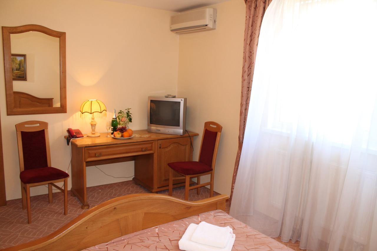 Ligena Econom Hotel Boryspilʼ Екстериор снимка